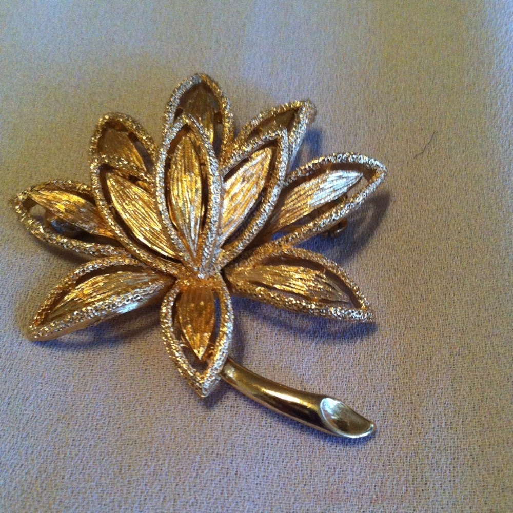 COPY - Beautiful gold tone brooch by Avon